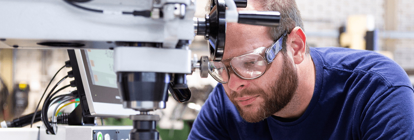 Component MRO employee at work